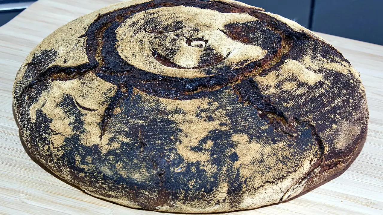 Sauerteigbrot mit kräftiger Kruste